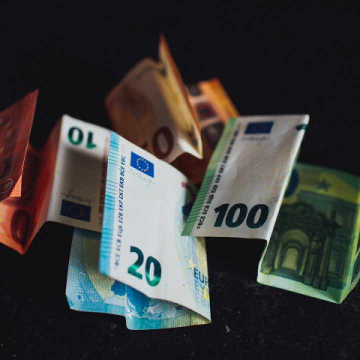 10 and 20 euro bill 3806749 v2